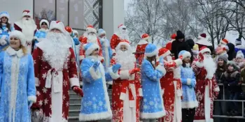 Шествие Дедов Морозов и Снегурочек
