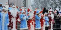 Шествие Дедов Морозов и Снегурочек