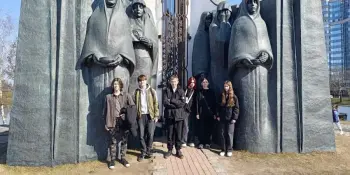 Десятиклассники погрузились в мир сюрреализма и прогулялись по историческому центру Минска.