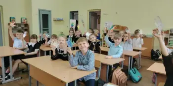 Дружба — это не просто слово. Это то, что делает наш 1 "В" настоящей командой!